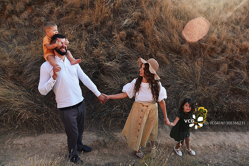 幸福家庭与孩子们的自然风光图片素材