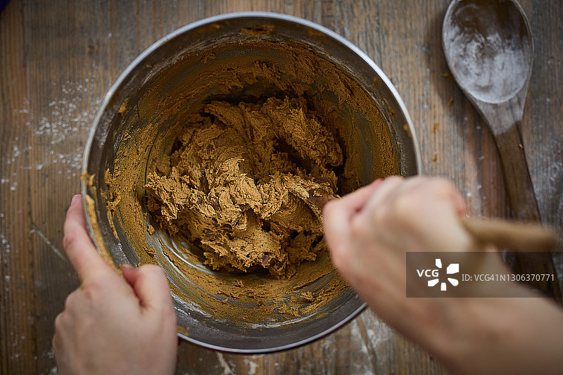 搅拌碗中的饼干面团图片素材