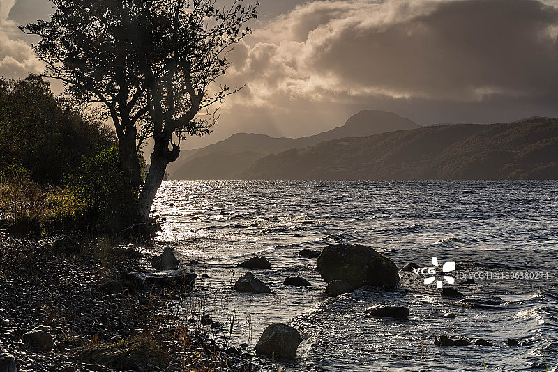 湖边的恶劣天气图片素材