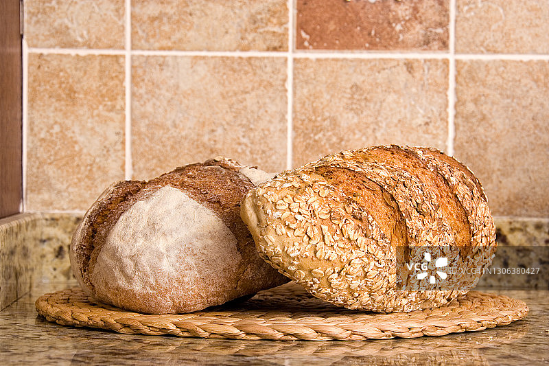 厨房台面上新鲜的有机面包特写图片素材