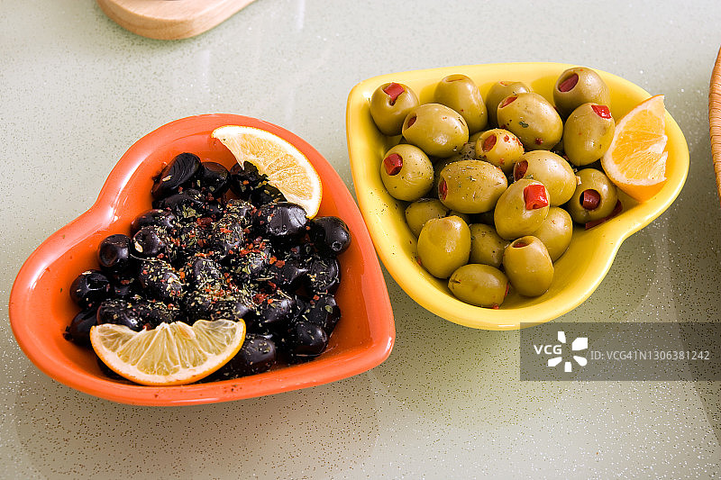 特写：厨房台面上的绿色和黑色橄榄图片素材