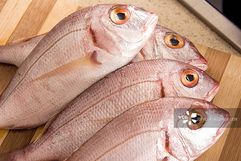 厨房台面上地中海鱼类特写图片素材