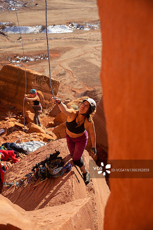 女性攀岩后拉绳图片素材