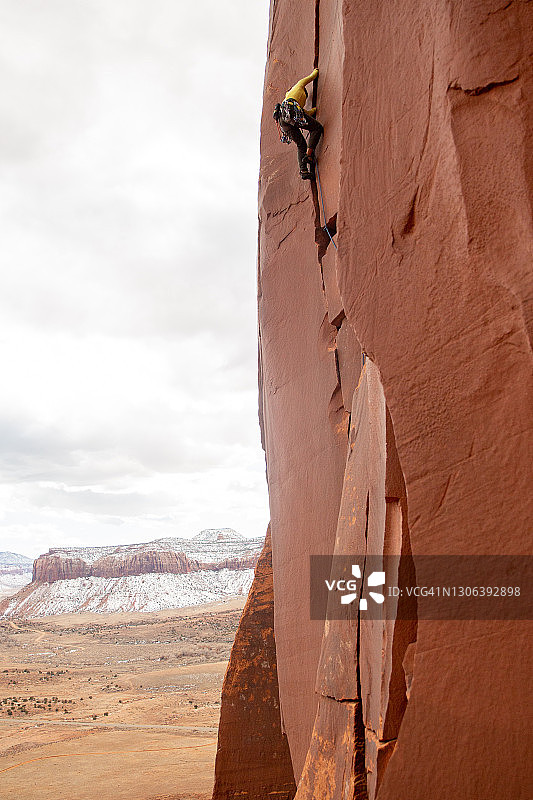 攀岩者攀登砂岩塔图片素材