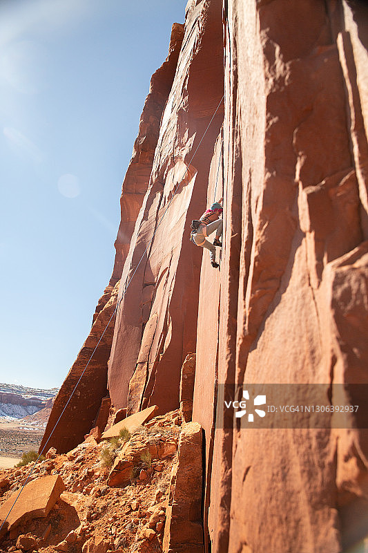 攀岩者攀登砂岩塔图片素材