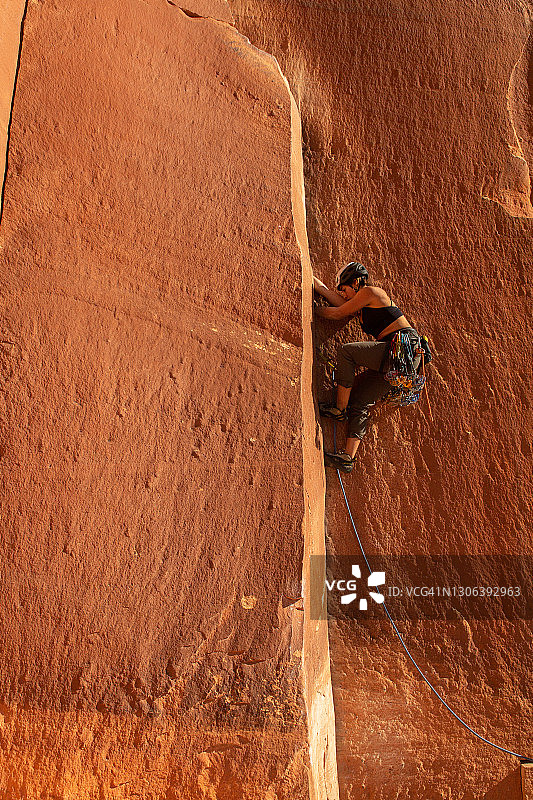女登山者攀登砂岩裂缝图片素材