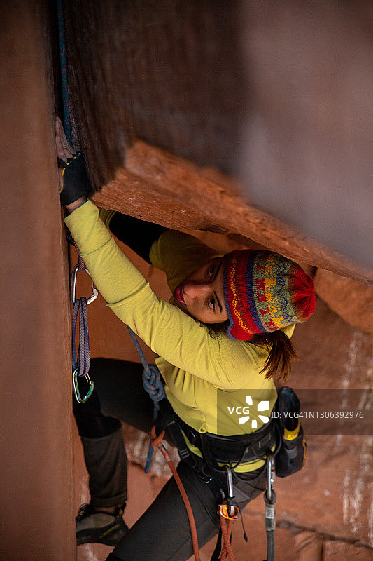 即将攀登裂缝的女登山者图片素材