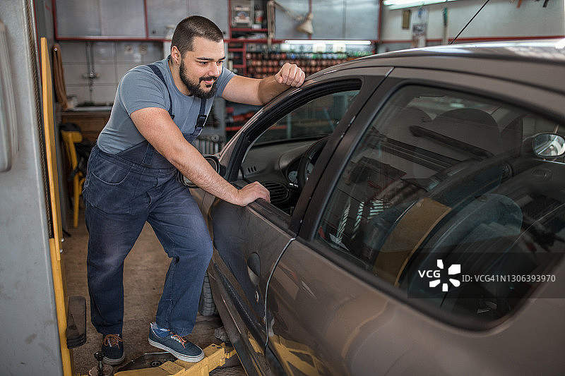 汽车修理店里的汽车修理工图片素材