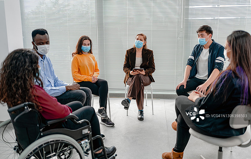 治疗中相互安慰的支持团体患者图片素材