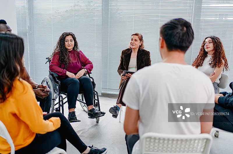 治疗中相互安慰的支持团体患者图片素材