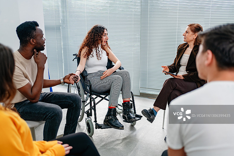 在治疗期间互相拥抱的支持小组患者图片素材