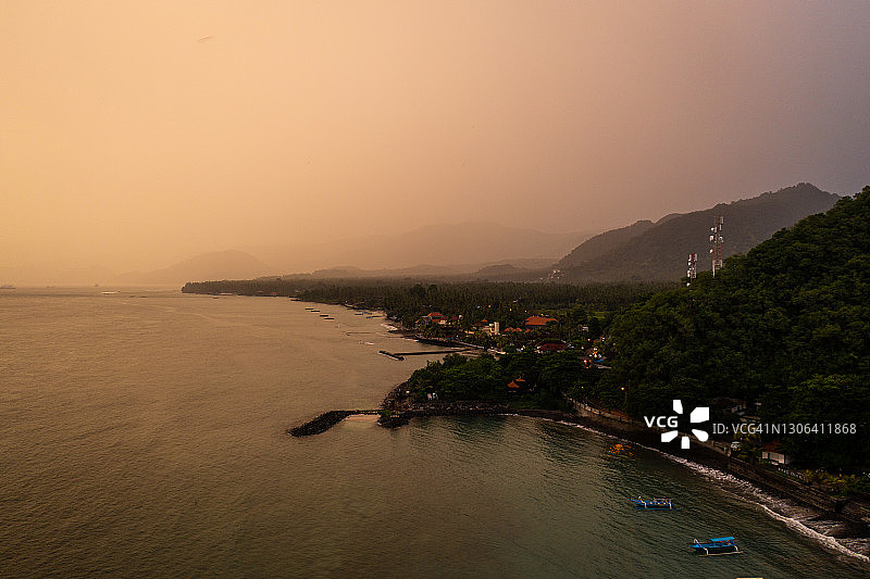 印度尼西亚巴厘岛Candidasa海滩和旅游度假村的壮丽日落图片素材