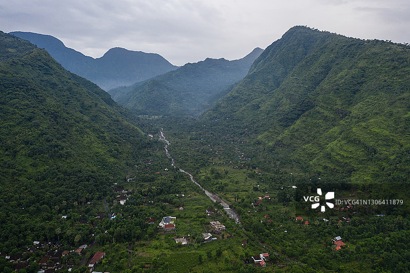 印度尼西亚巴厘岛东北部阿迈德附近的丛林山谷图片素材