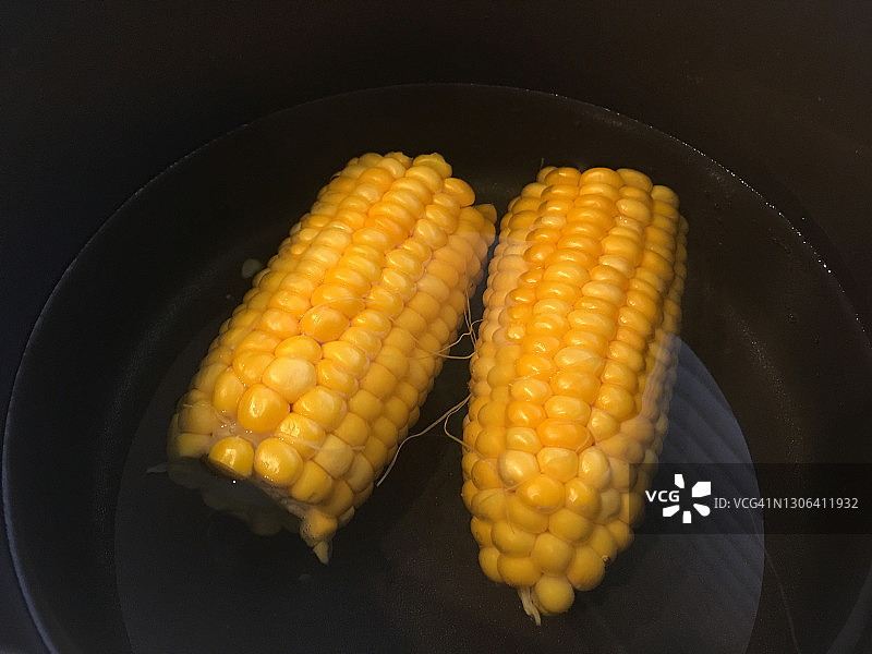 热水中煮玉米图片素材