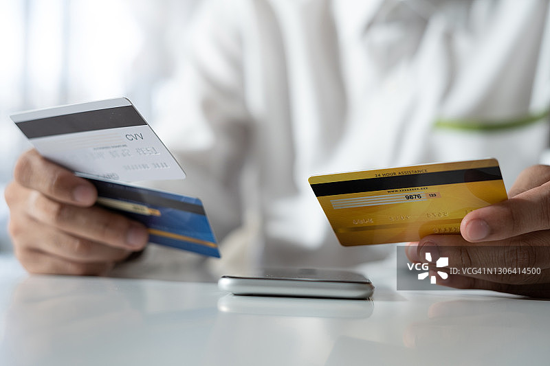 选择信用卡的双手图片素材