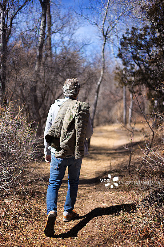 肩上搭着外套的年长徒步者图片素材
