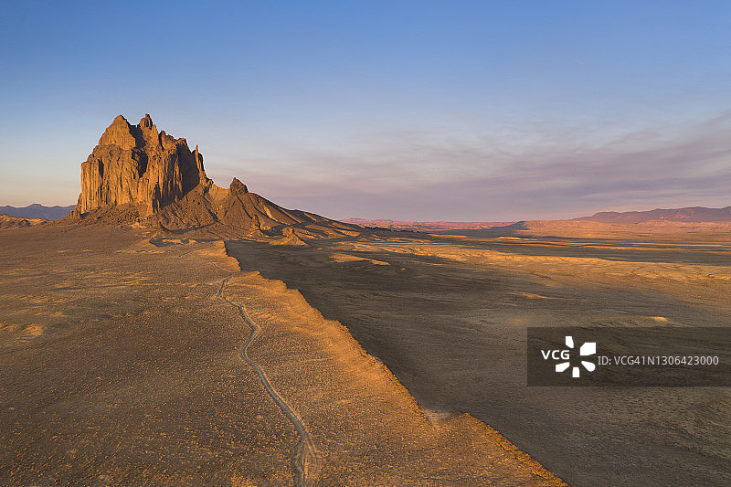 美国新墨西哥州，纳瓦霍印第安人保留地的船岩，航拍视角图片素材