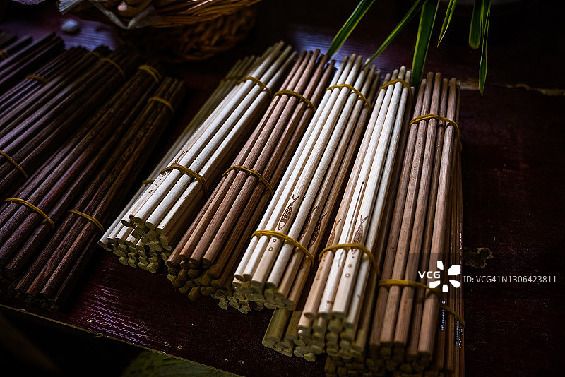 桌子上的一堆筷子图片素材