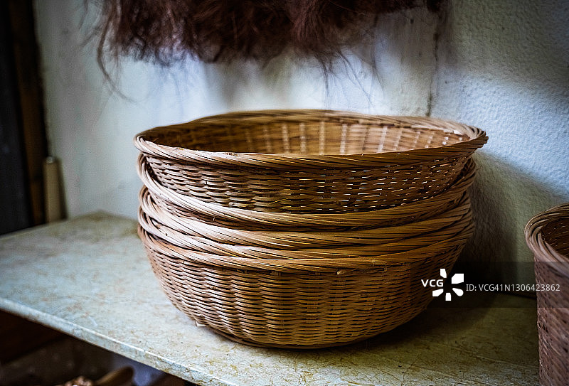 木柜上的竹篮图片素材