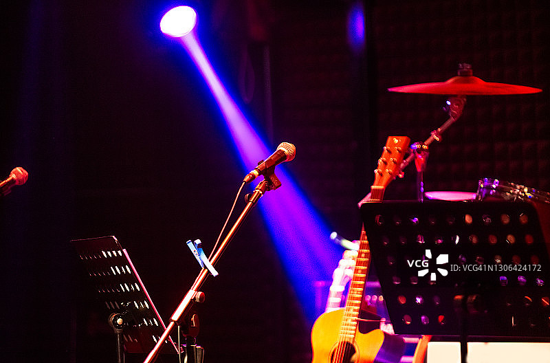 酒吧、舞台、麦克风特写图片素材