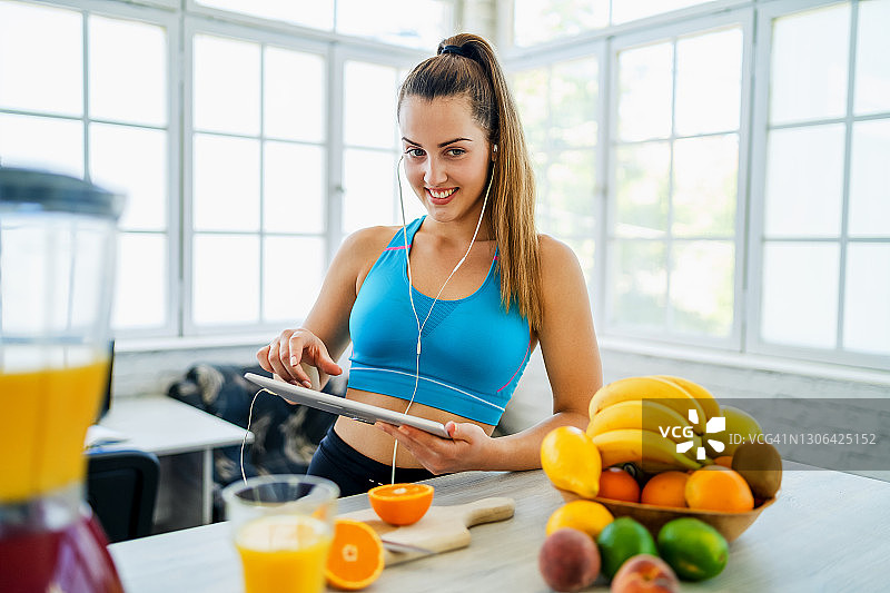 年轻女人在家制作排毒冰沙图片素材