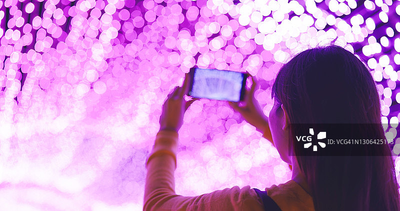 旅行者用手机拍照图片素材