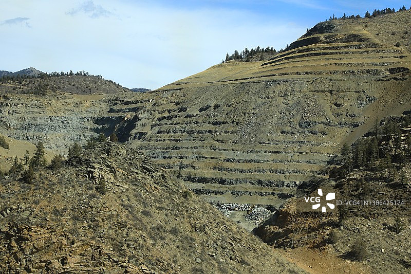 山边矿物露天采矿图片素材