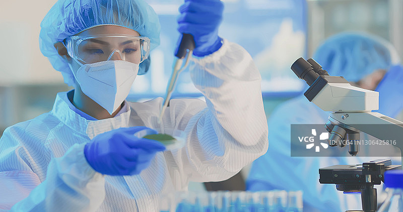 亚洲科学家使用试管图片素材