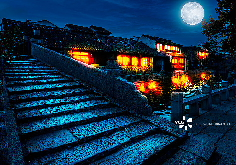 中国江苏省无锡市荡口古镇古桥夜景图片素材