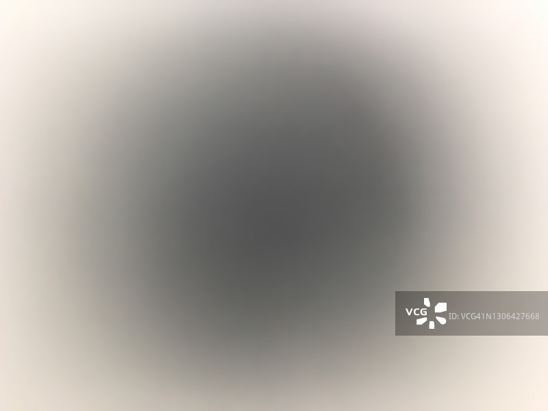 白色背景上发光的深黑色黑洞图片素材