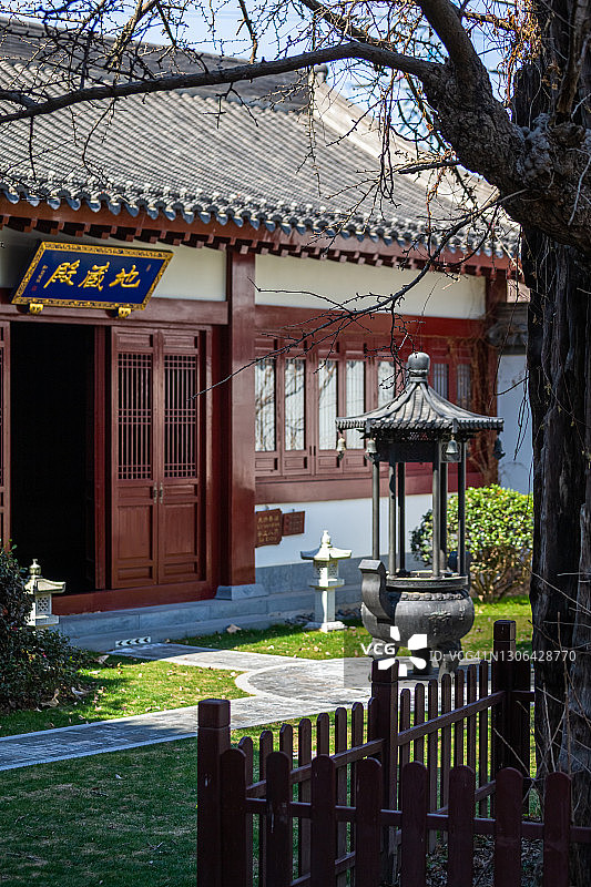 中国江苏江阴市寺庙建筑门框牌匾图片素材