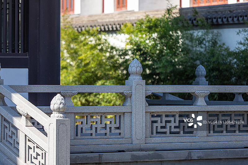 中国江苏省江阴市的寺庙建筑和石栏杆图片素材