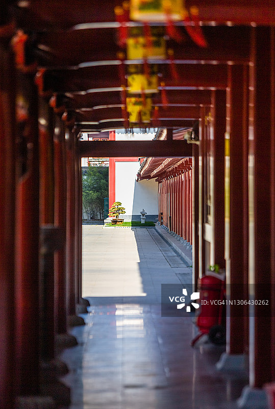 中国江苏省江阴市寺庙的红色柱廊图片素材