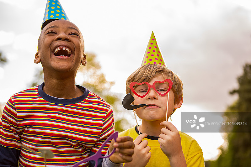 不同种族的孩子们在聚会图片素材