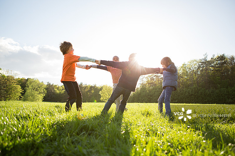 快乐玩耍的各民族儿童图片素材