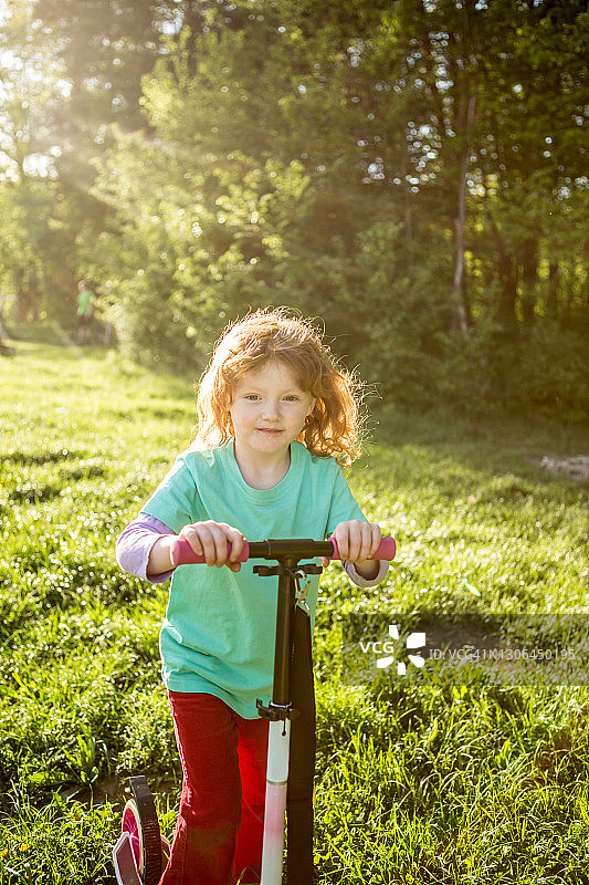 公园里的可爱红发女孩图片素材