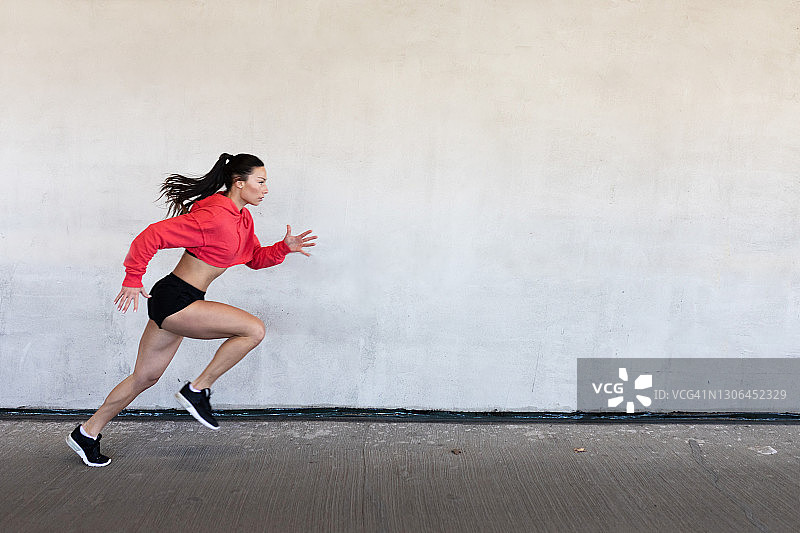 正在冲刺的健康女跑步者图片素材