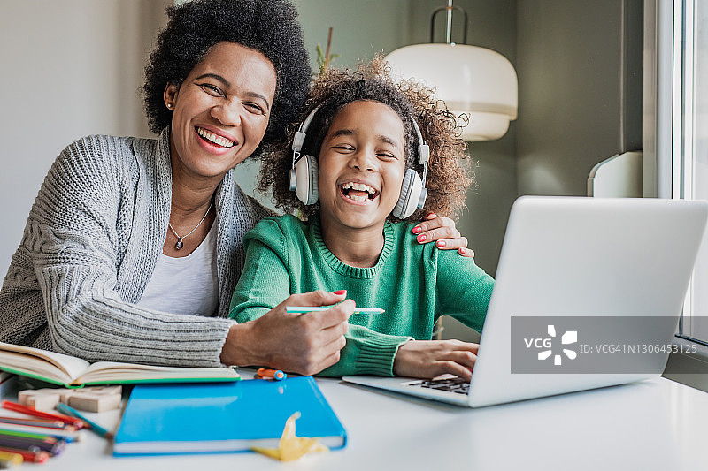 母亲和女儿在家学习的肖像图片素材