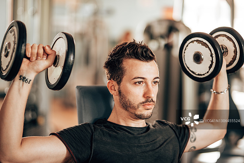 男人在健身房举重图片素材