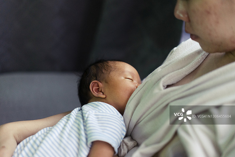 母亲在家喂养新生婴儿图片素材