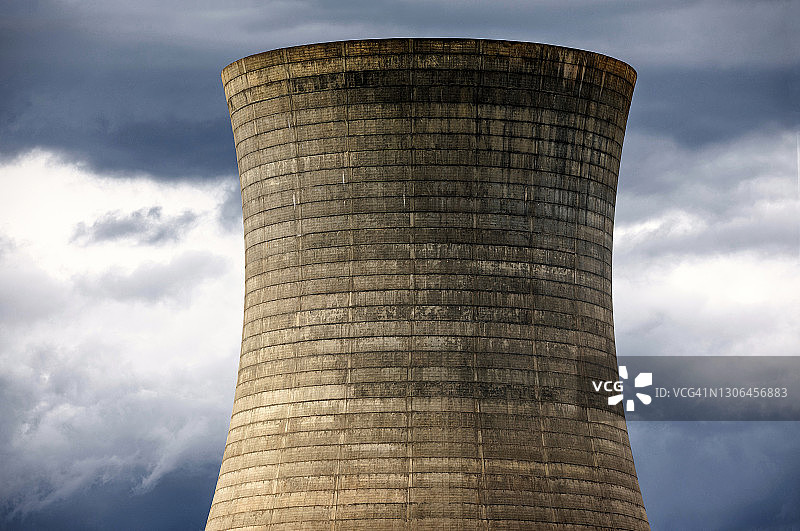 混凝土冷却塔和暴风云图片素材