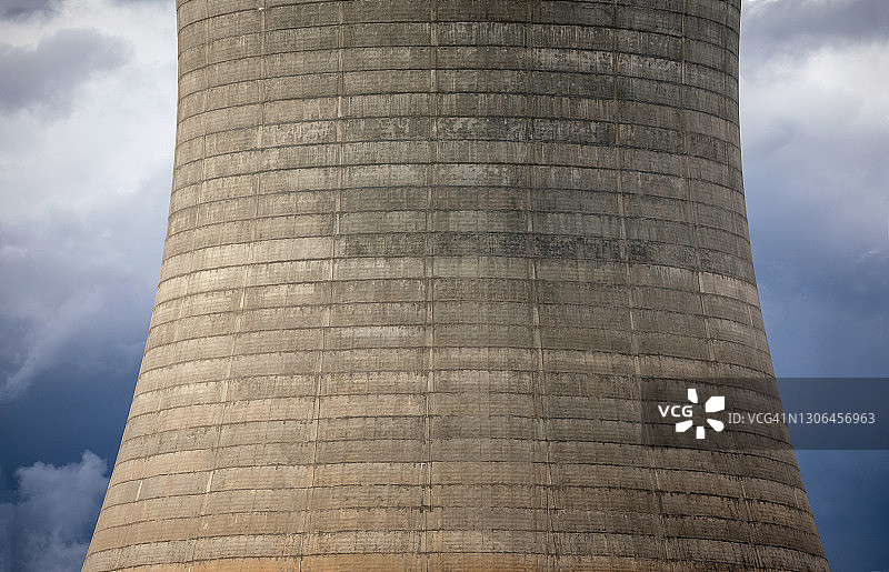 暴风雨云层下的混凝土冷却塔中部图片素材