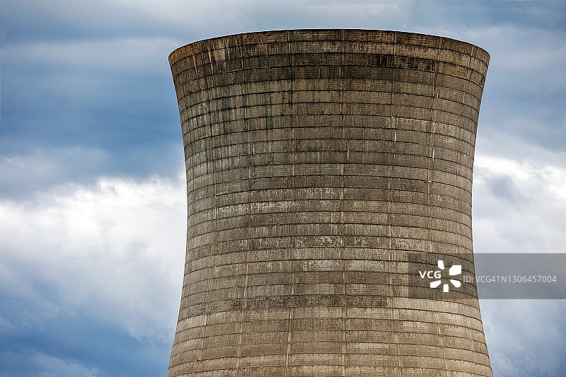 冷却塔、高截面、烟囱烟雾、混凝土墙和云图片素材