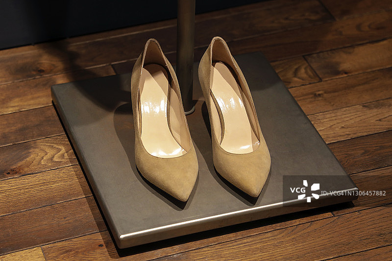 绒面革浅口鞋图片素材