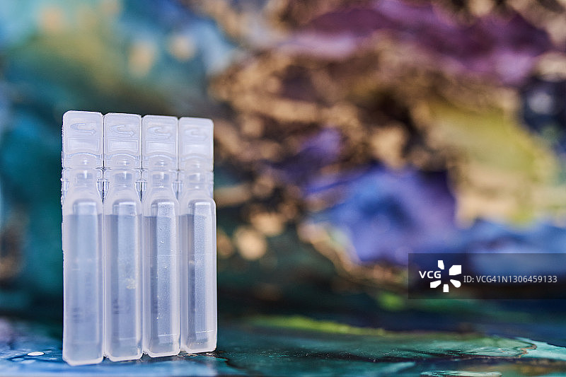 彩色背景上的医用安瓿注射剂图片素材