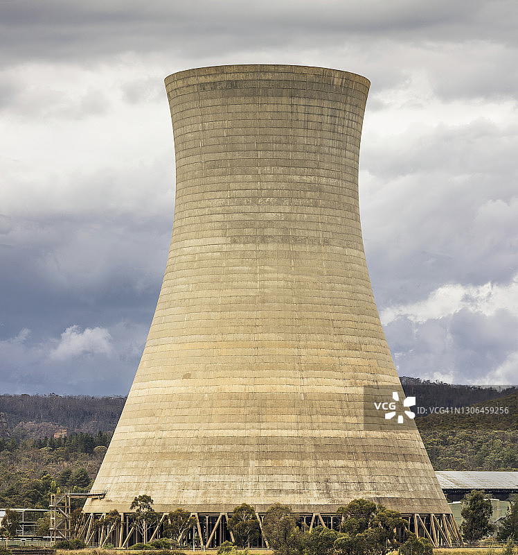 澳大利亚的巨型混凝土冷却塔、暴风云和关闭的燃煤电站图片素材