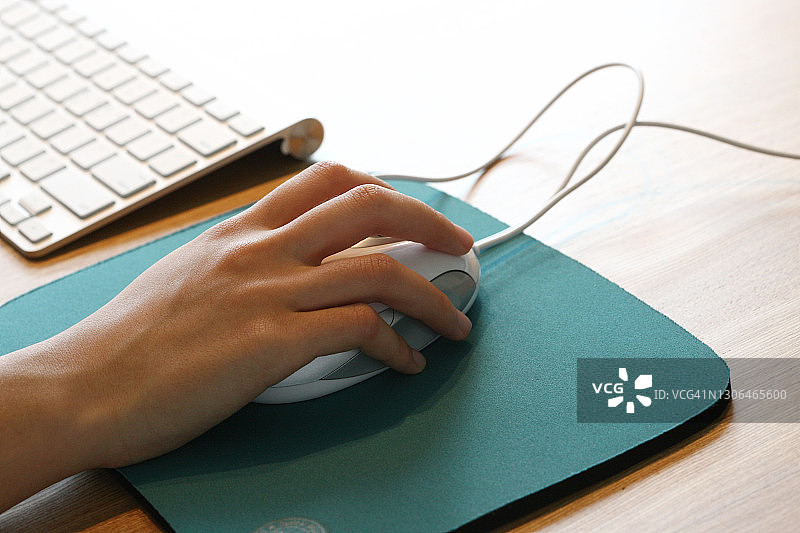 手、女人的手、鼠标图片素材