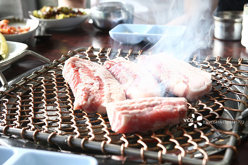 烤架、桌子、猪肉、食品图片素材