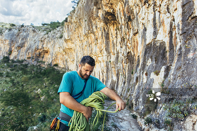 攀登者准备攀登，携带攀登装备图片素材
