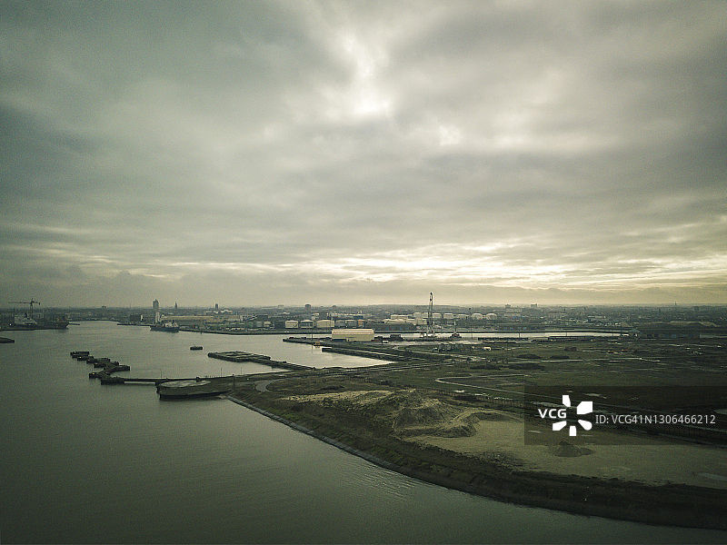 法国敦刻尔克港口鸟瞰，2021年2月4日图片素材